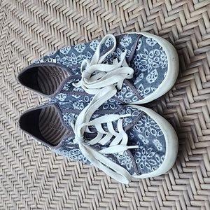 TAOS Embroidered Sneakers Size 8